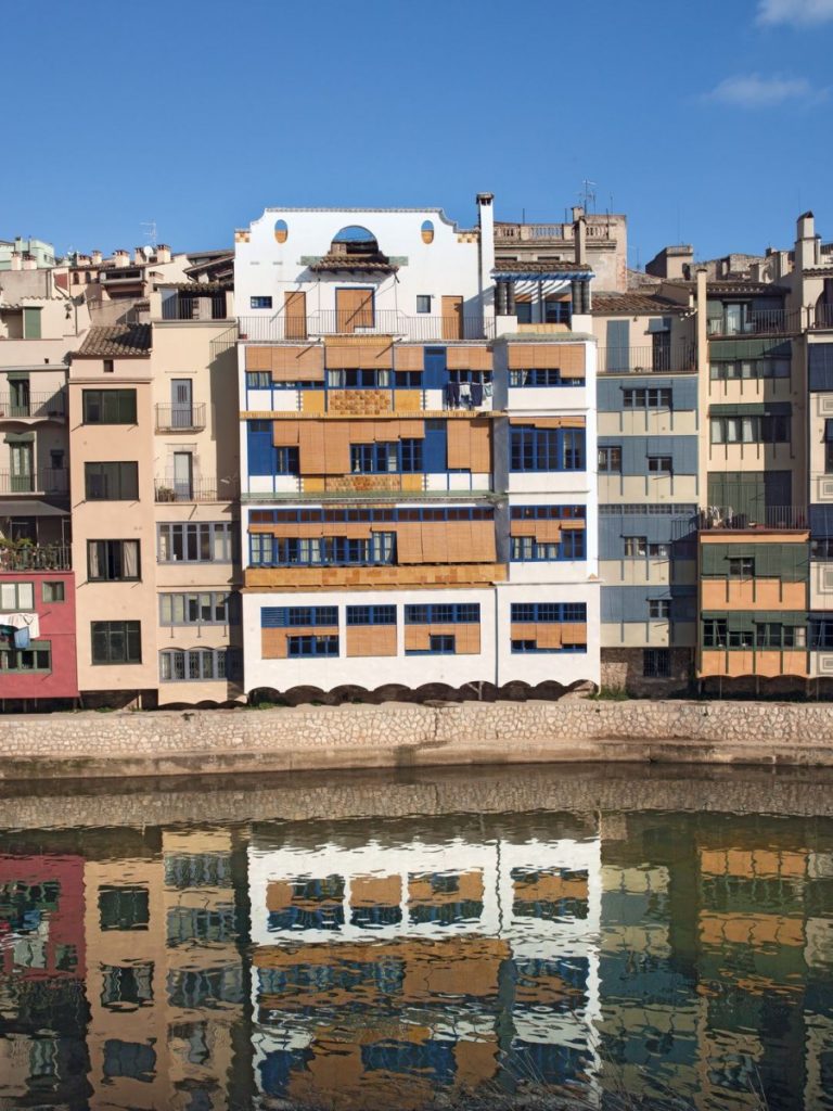 Exterior de la Casa Masó vora el riu