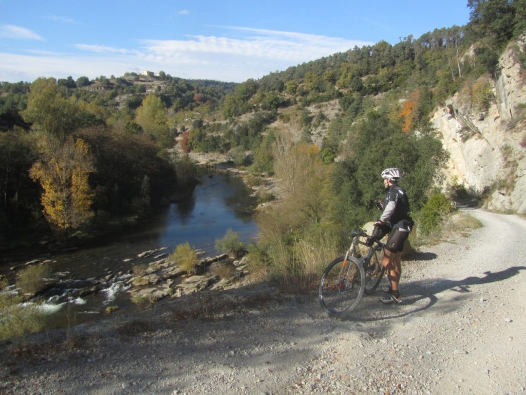 Persona fent una ruta en bicicleta