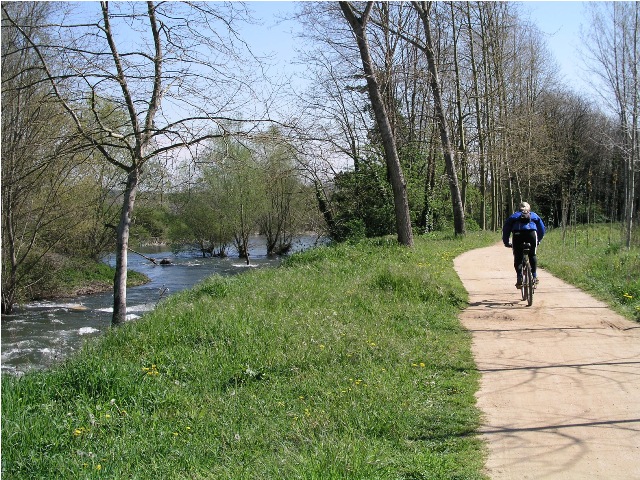 Ciclista per un carril bici