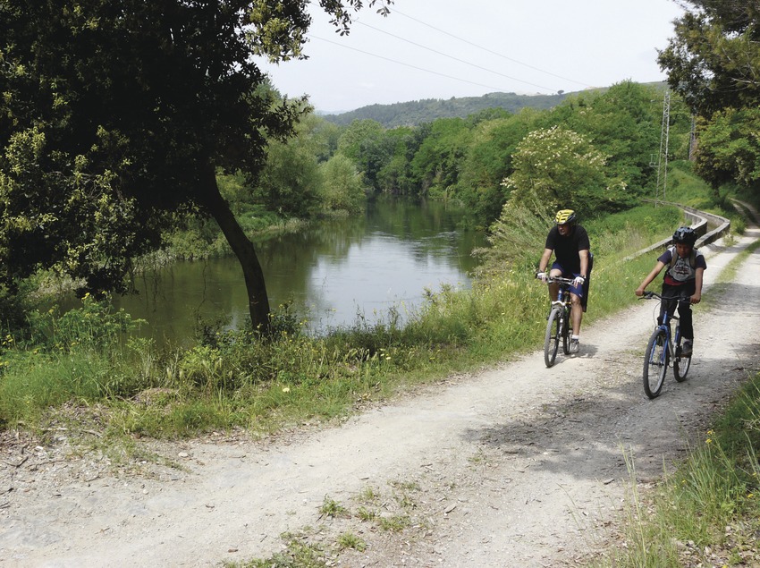 Ciclista pels camins que voregen Ter